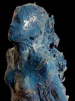 Titolo FEMMINILE INVISIBILE, anno 2026 Film plastico industriale termoformato con calore e fiamma, Dimensioni 185x90x100 cm