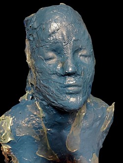 Titolo FEMMINILE INVISIBILE, anno 2026 Film plastico industriale termoformato con calore e fiamma, Dimensioni 185x90x100 cm